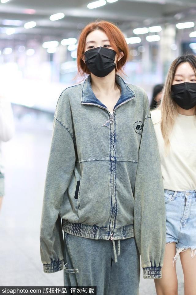喻言穿一身宽松牛仔装现身机场 慵懒个性时髦亮眼
