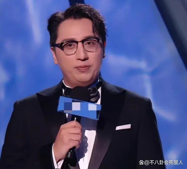 华少主持《好声音》12季，评论区沦陷，网友：算什么男人