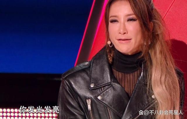 华少主持《好声音》12季，评论区沦陷，网友：算什么男人