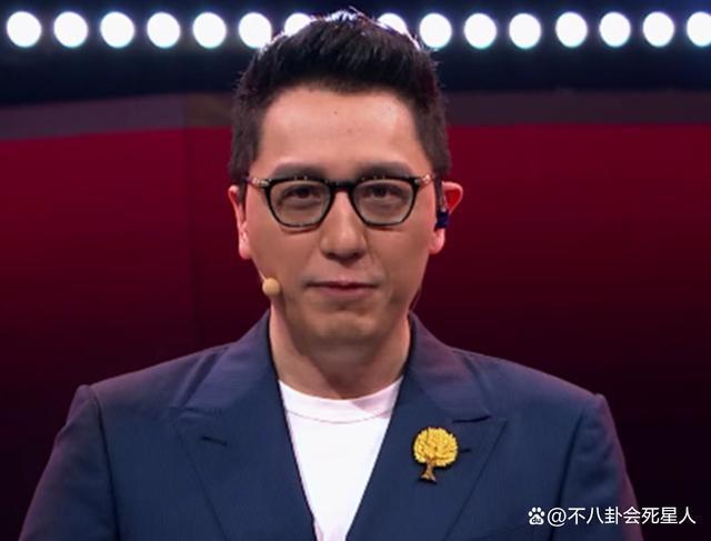 华少主持《好声音》12季，评论区沦陷，网友：算什么男人