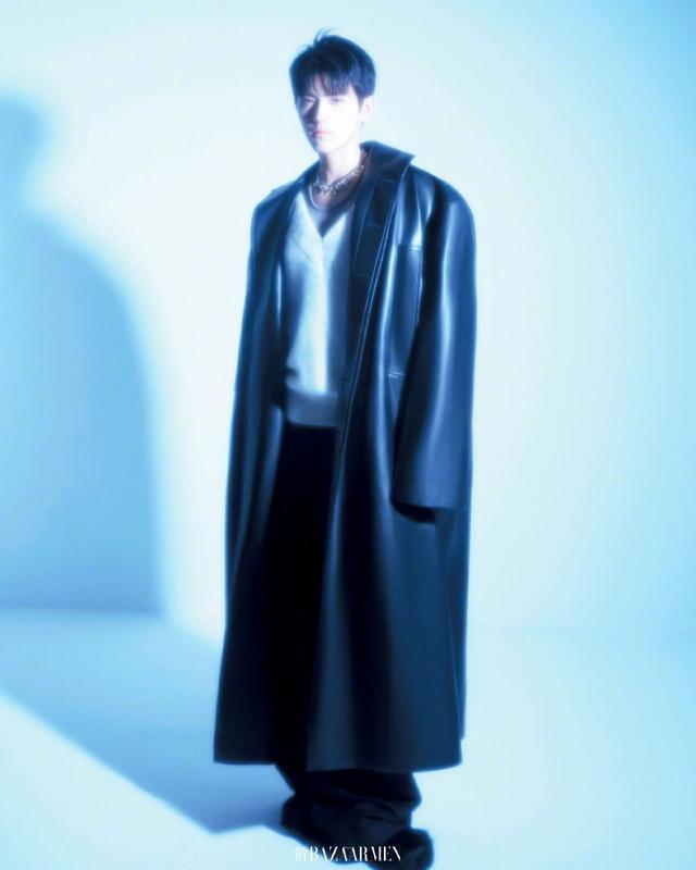 陈飞宇大片更新 金发出镜五官深邃精致