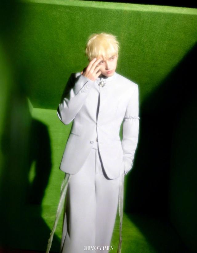 陈飞宇大片更新 金发出镜五官深邃精致