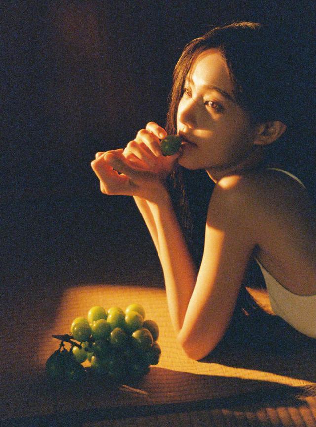 李一桐晒最新夏日写真 穿吊带白裙大露性感美腿