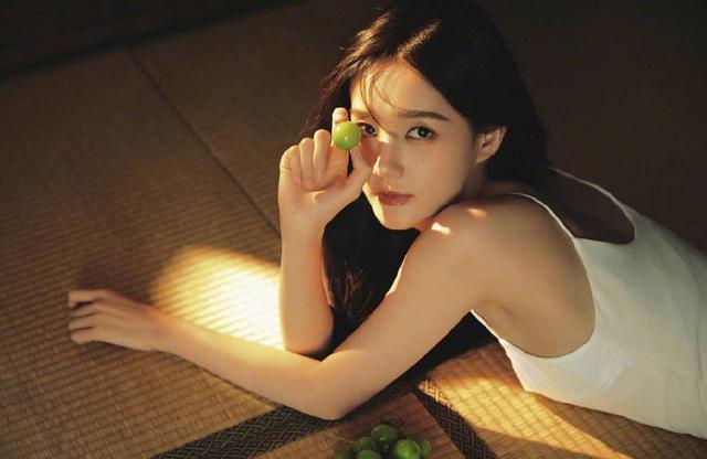 李一桐晒最新夏日写真 穿吊带白裙大露性感美腿