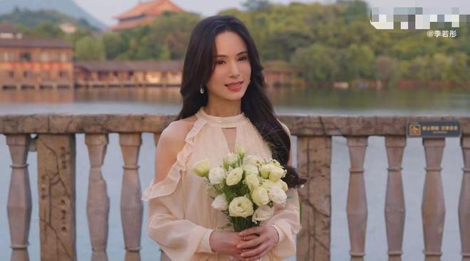 李若彤转行当歌手，发单曲众多明星支持，长居内地生活潇洒
