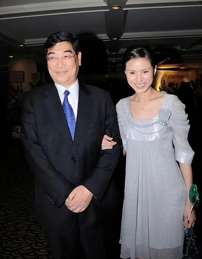 李若彤转行当歌手，发单曲众多明星支持，长居内地生活潇洒