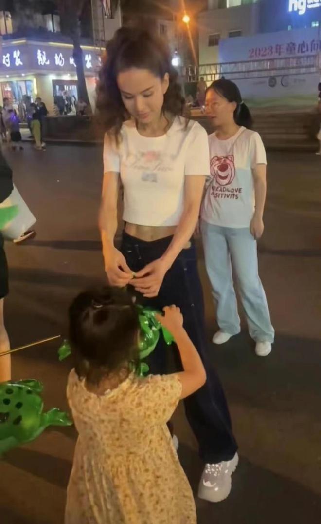李若彤转行当歌手，发单曲众多明星支持，长居内地生活潇洒