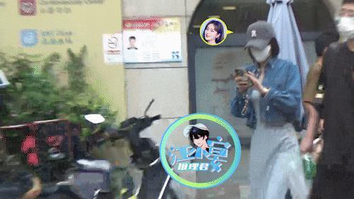 秦岚一身休闲装现身医院 从儿科走出助理手里拿药