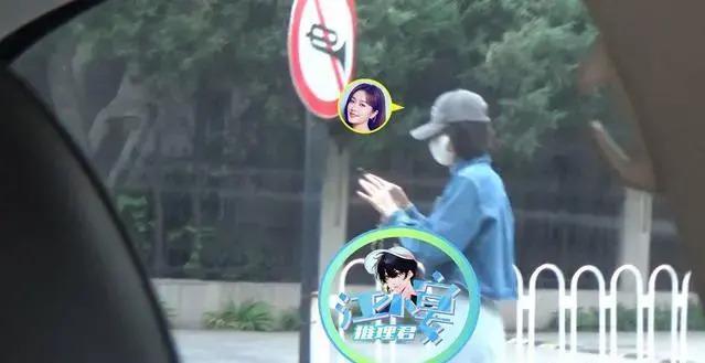 秦岚一身休闲装现身医院 从儿科走出助理手里拿药