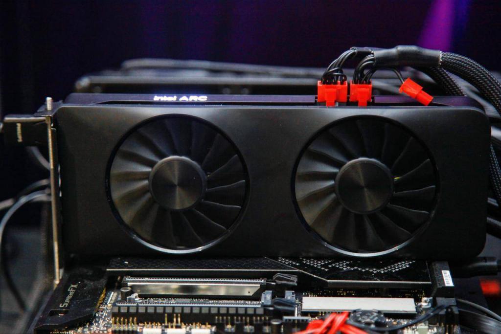 在轻薄本上跑 Stable Diffusion 和端侧大模型？英特尔说没问题