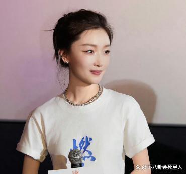 有种“整容”叫周冬雨恋爱,男友刘昊然变化不大,她像换了个人