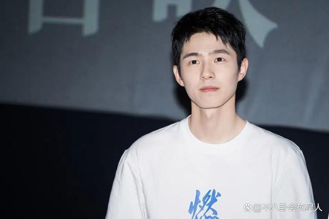 有种“整容”叫周冬雨恋爱,男友刘昊然变化不大,她像换了个人