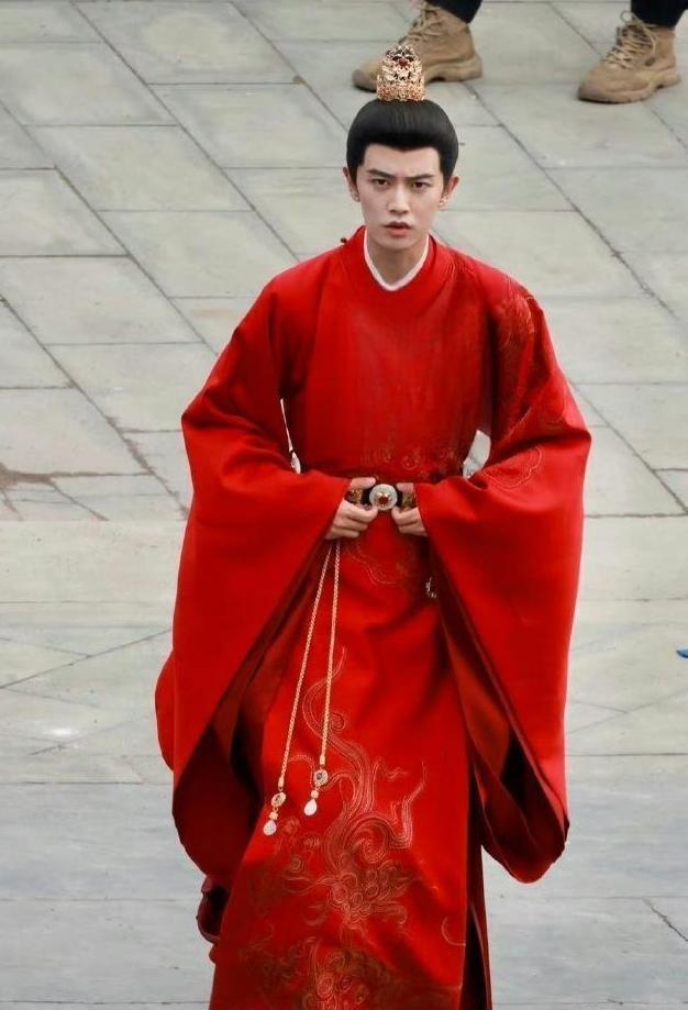 任嘉伦《流水迢迢》红色官服路透 面如冠玉气质超群