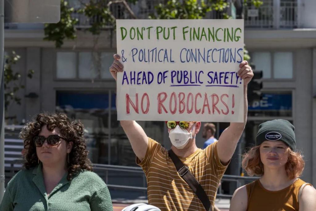 无人驾驶出租车正式获准运营：政府与民众却怒了