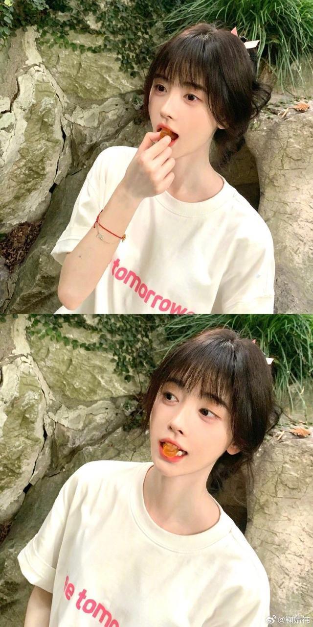 鞠婧祎晒沉浸式遛弯照 空气刘海蝴蝶结发饰可爱似女大学生