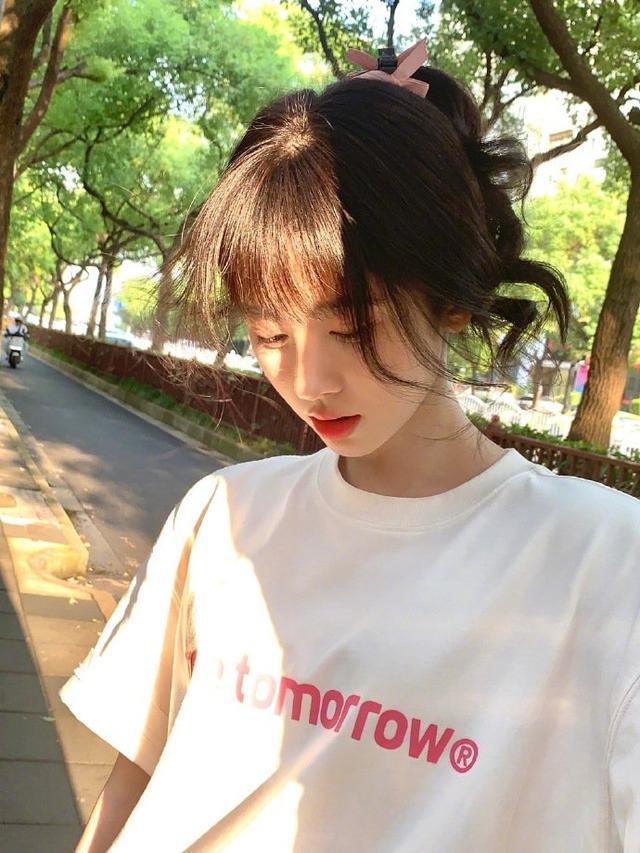 鞠婧祎晒沉浸式遛弯照 空气刘海蝴蝶结发饰可爱似女大学生