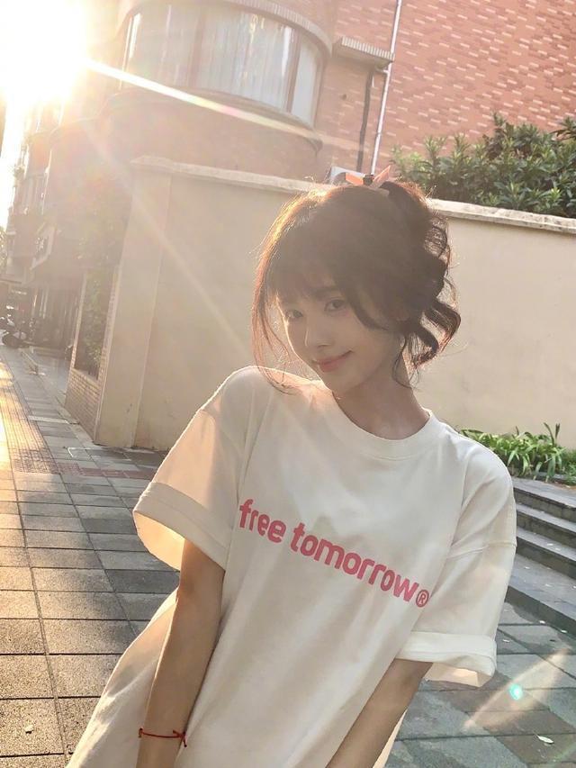 鞠婧祎晒沉浸式遛弯照 空气刘海蝴蝶结发饰可爱似女大学生