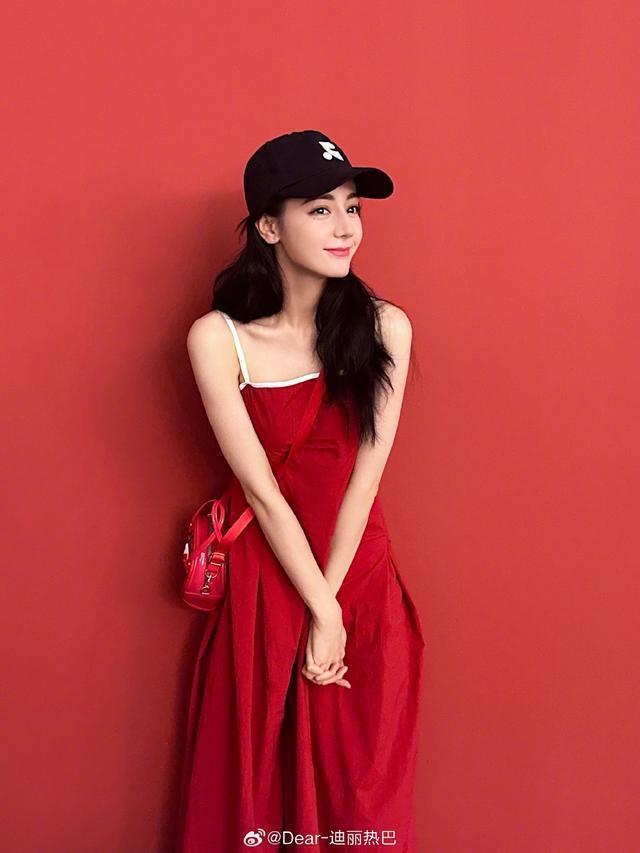 迪丽热巴微博营业晒红裙美照 戴棒球帽对镜甜笑wink