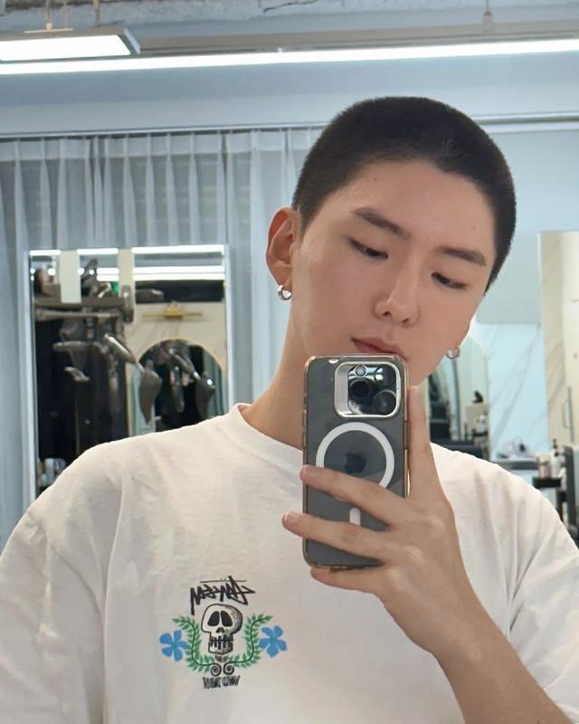 MONSTA X成员基贤入伍前晒自拍 剃寸头戴耳环痞帅