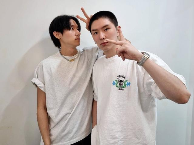 MONSTA X成员基贤入伍前晒自拍 剃寸头戴耳环痞帅