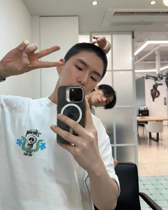 MONSTA X成员基贤入伍前晒自拍 剃寸头戴耳环痞帅