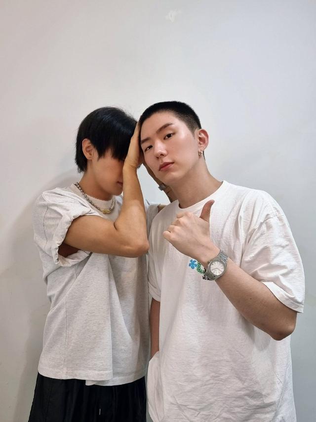 MONSTA X成员基贤入伍前晒自拍 剃寸头戴耳环痞帅