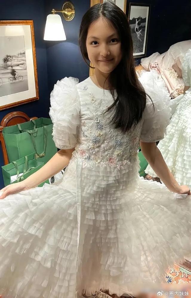 王诗龄假期结束返回英国上学 晒机舱可爱自拍萌趣十足