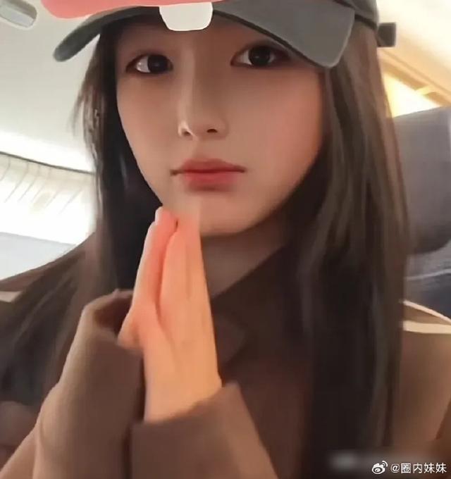 王诗龄假期结束返回英国上学 晒机舱可爱自拍萌趣十足