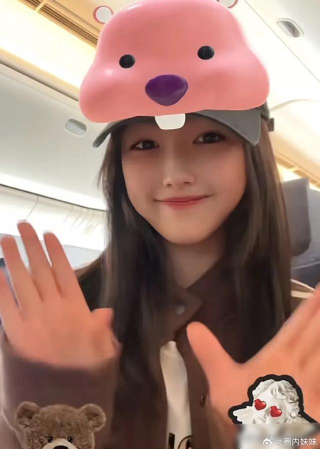 王诗龄假期结束返回英国上学 晒机舱可爱自拍萌趣十足