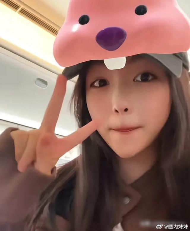 王诗龄假期结束返回英国上学 晒机舱可爱自拍萌趣十足