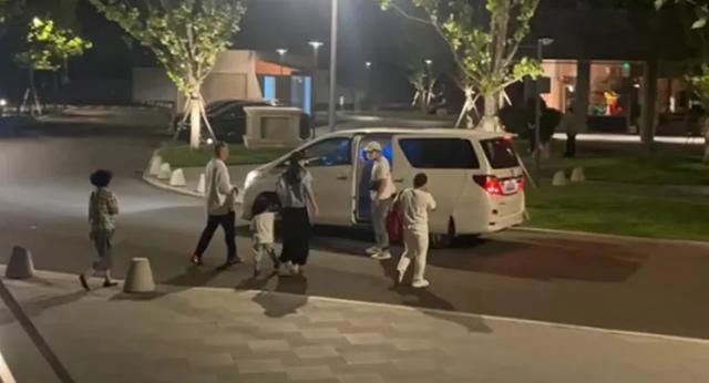 偶遇章子怡带娃游阿那亚 背阴纤瘦苗条三岁儿子乖巧听话