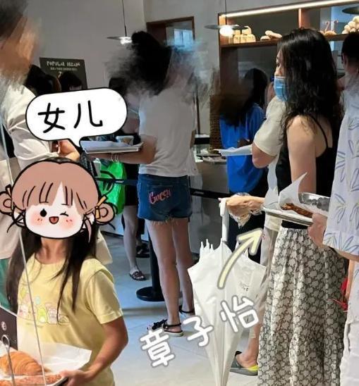 偶遇章子怡带娃游阿那亚 背阴纤瘦苗条三岁儿子乖巧听话