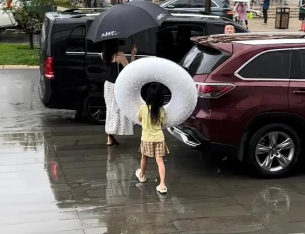 偶遇章子怡带娃游阿那亚 背阴纤瘦苗条三岁儿子乖巧听话