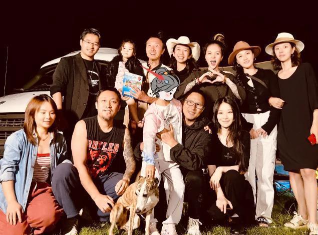 偶遇章子怡带娃游阿那亚 背阴纤瘦苗条三岁儿子乖巧听话