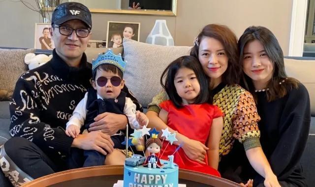 偶遇章子怡带娃游阿那亚 背阴纤瘦苗条三岁儿子乖巧听话