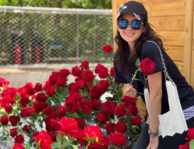 偶遇章子怡带娃游阿那亚 背阴纤瘦苗条三岁儿子乖巧听话