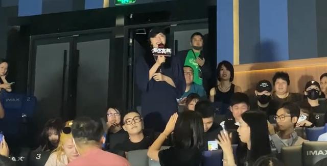 姚晨现身闫妮新电影首映礼 夸赞她把角色诠释得复杂迷人