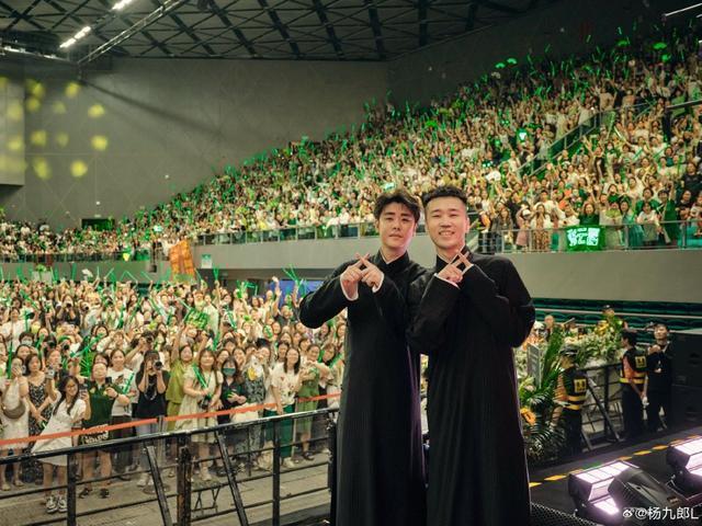 张云雷杨九郎晒十周年专场幕后照 摆同款姿势默契足