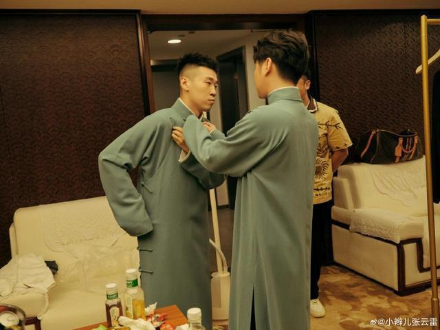 张云雷杨九郎晒十周年专场幕后照 摆同款姿势默契足
