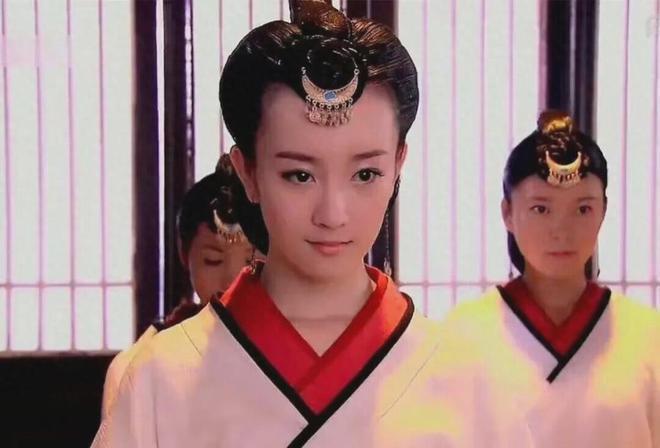 于正曝张檬已取出整容假体，整个人洋溢着自信光芒