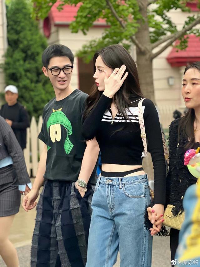 多年好友变恋人？古力娜扎被拍到与秦亦铭一同乘车回家，工作室回应