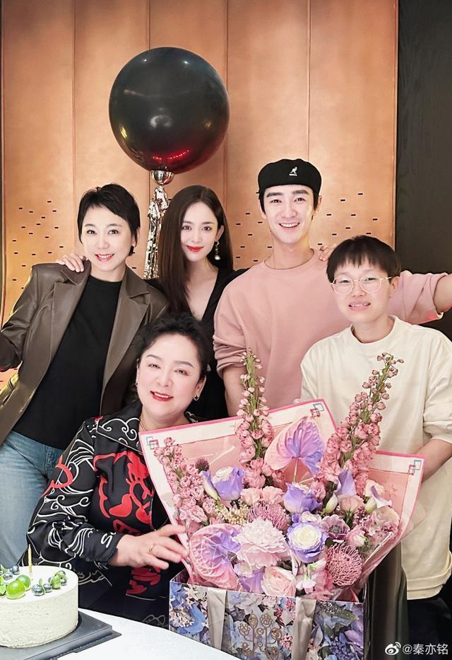 多年好友变恋人？古力娜扎被拍到与秦亦铭一同乘车回家，工作室回应