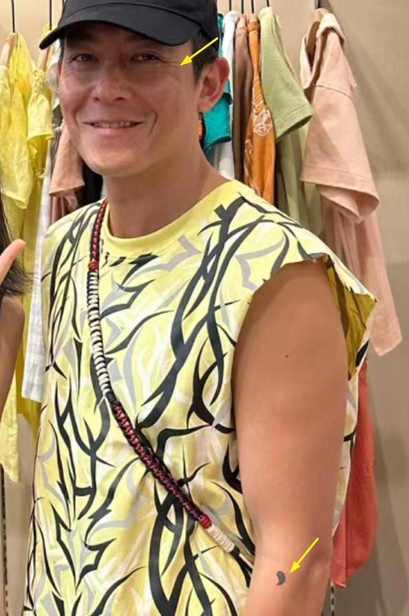 陈冠希彻底放飞自我，绑蝴蝶结穿绣花鞋，女儿越来越像妈