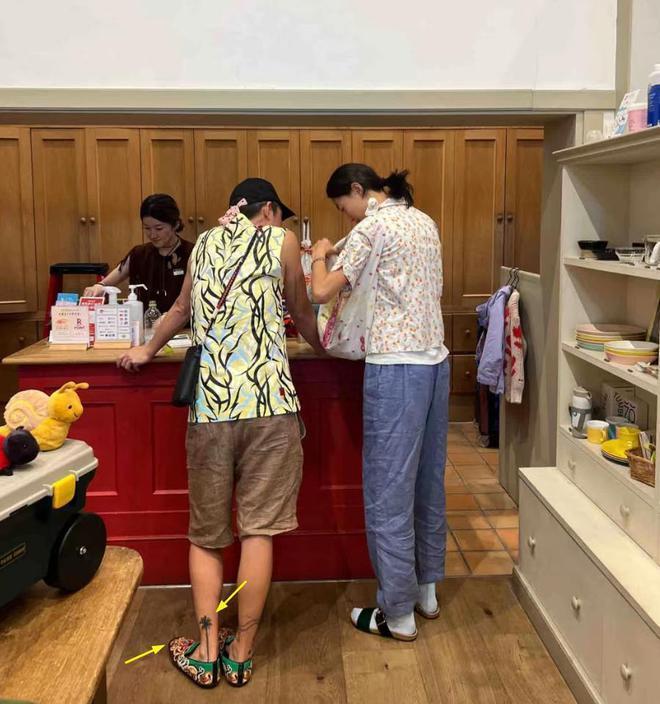 陈冠希彻底放飞自我，绑蝴蝶结穿绣花鞋，女儿越来越像妈