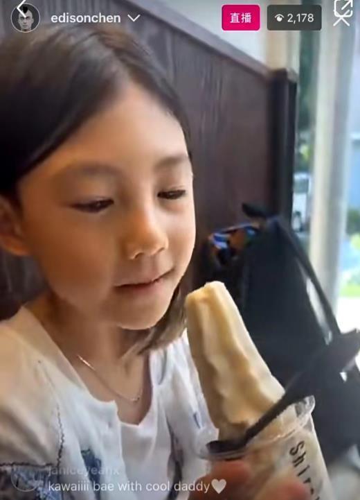 陈冠希彻底放飞自我，绑蝴蝶结穿绣花鞋，女儿越来越像妈