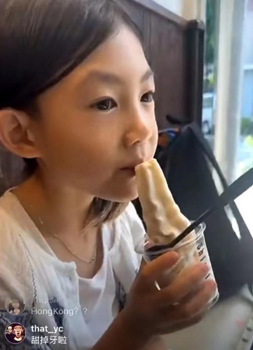 陈冠希彻底放飞自我，绑蝴蝶结穿绣花鞋，女儿越来越像妈