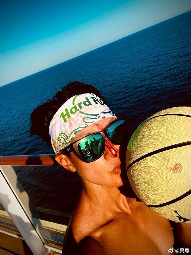 吴尊陪儿女打篮球受伤留疤 血从鼻梁伤口流下仍淡定自拍