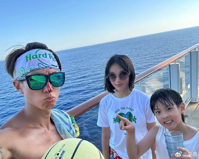吴尊陪儿女打篮球受伤留疤 血从鼻梁伤口流下仍淡定自拍