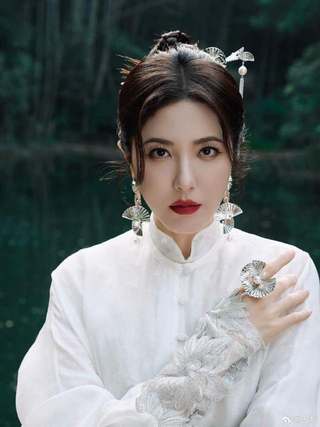 曾黎微博晒七夕白衣仙女造型，网友：是仙女本人没错了