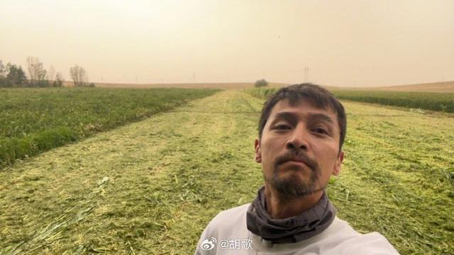 胡歌微博久违晒自拍照 称未来五年可能不拍戏引猜测